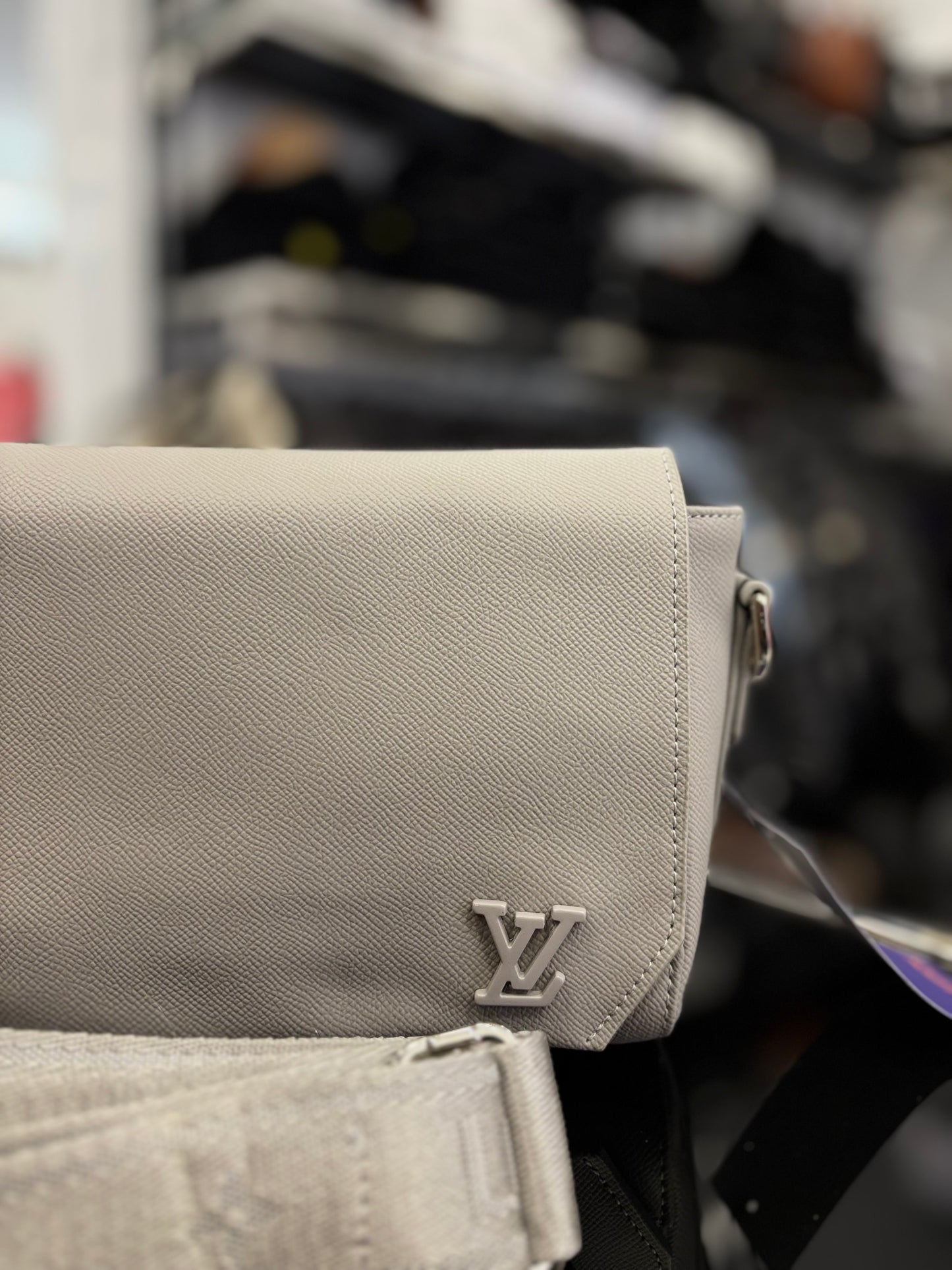 Louis Vuitton grey τσαντάκι ώμου/χιαστί