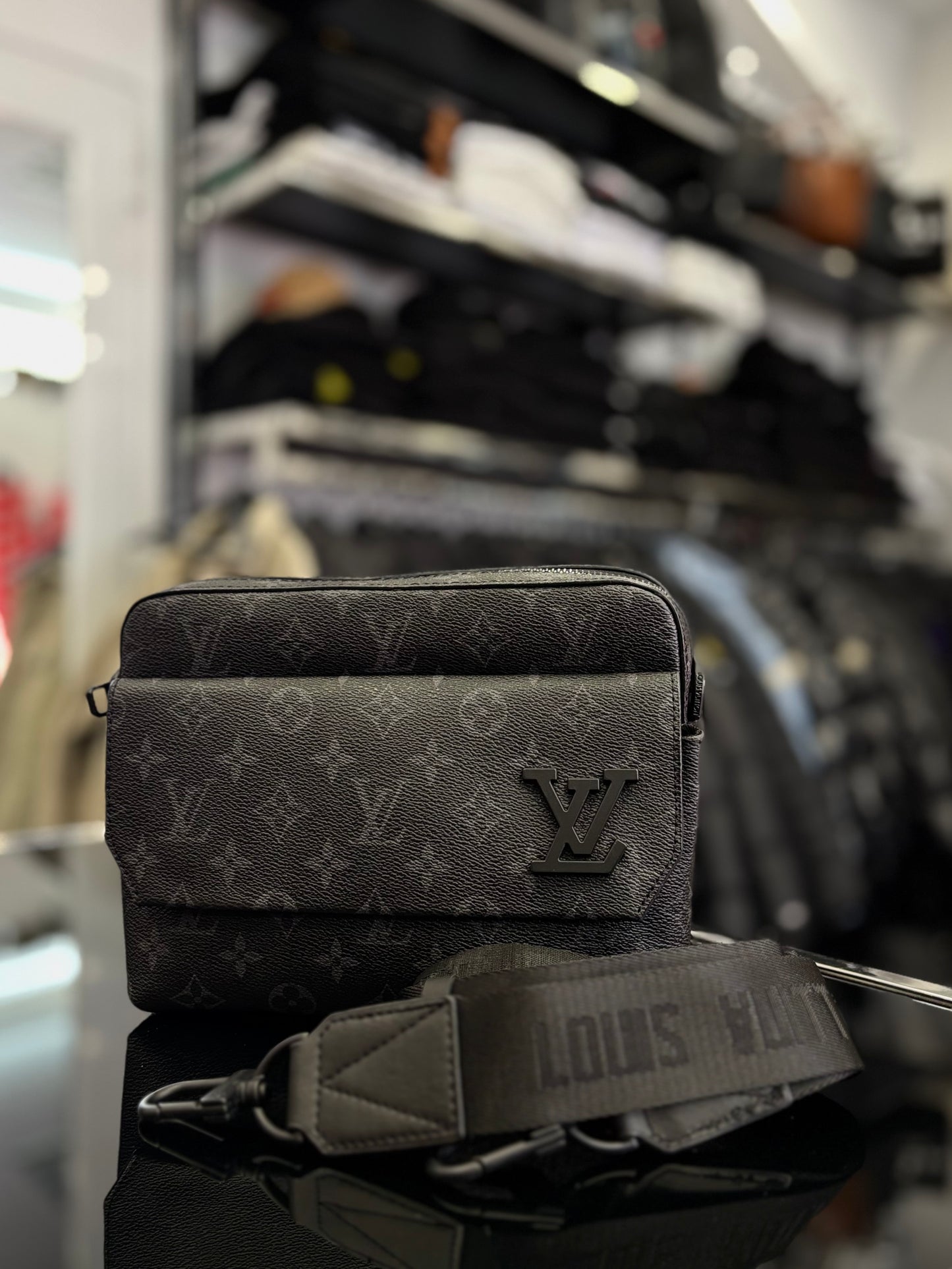 Louis Vuitton black τσαντάκι ώμου/χιαστί