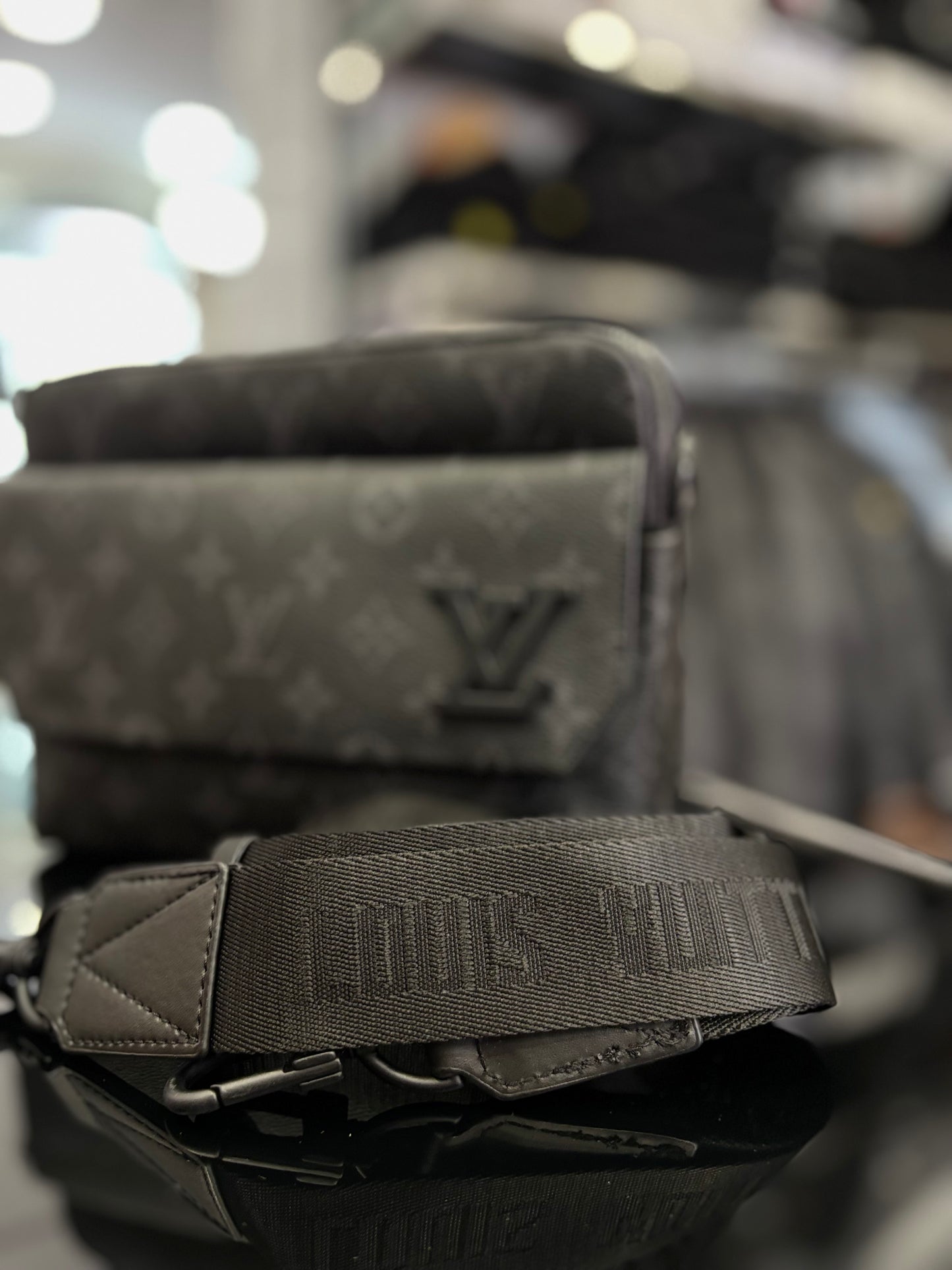 Louis Vuitton black τσαντάκι ώμου/χιαστί