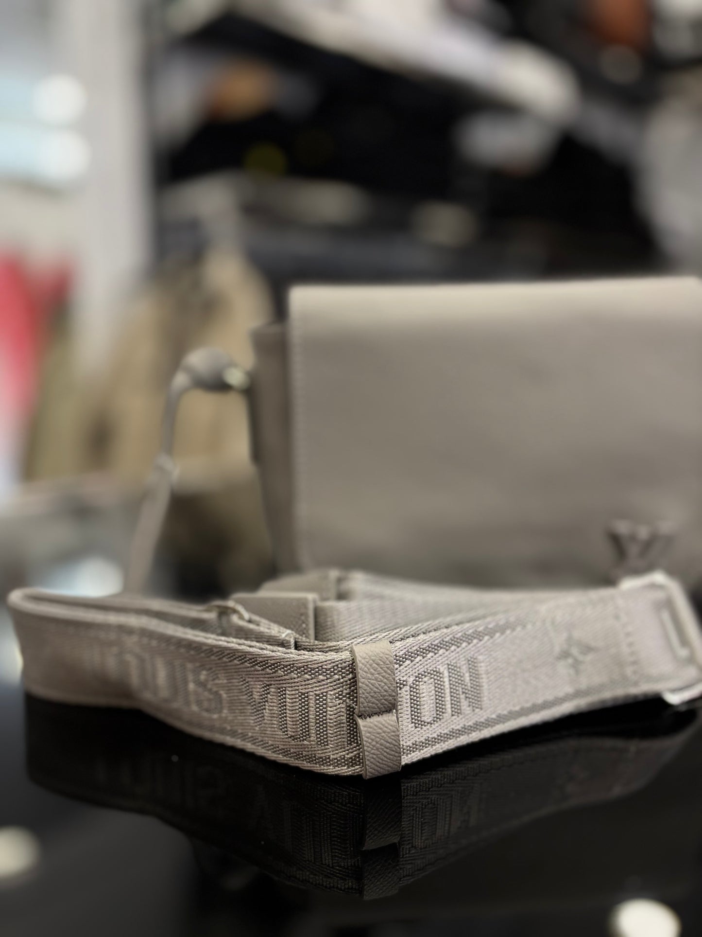 Louis Vuitton grey τσαντάκι ώμου/χιαστί