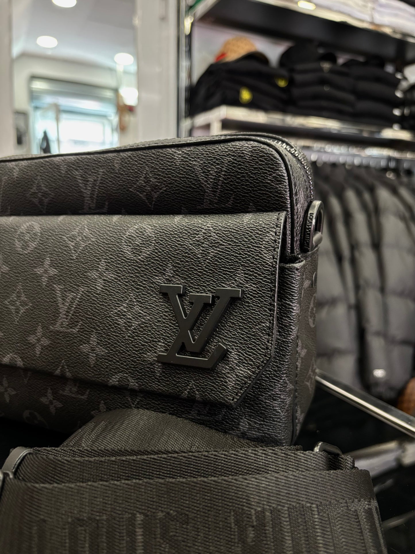 Louis Vuitton black τσαντάκι ώμου/χιαστί