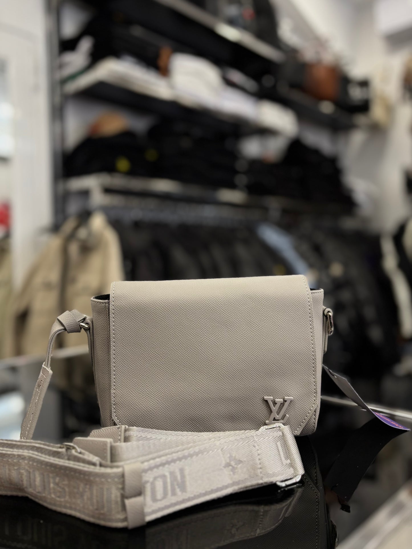 Louis Vuitton grey τσαντάκι ώμου/χιαστί
