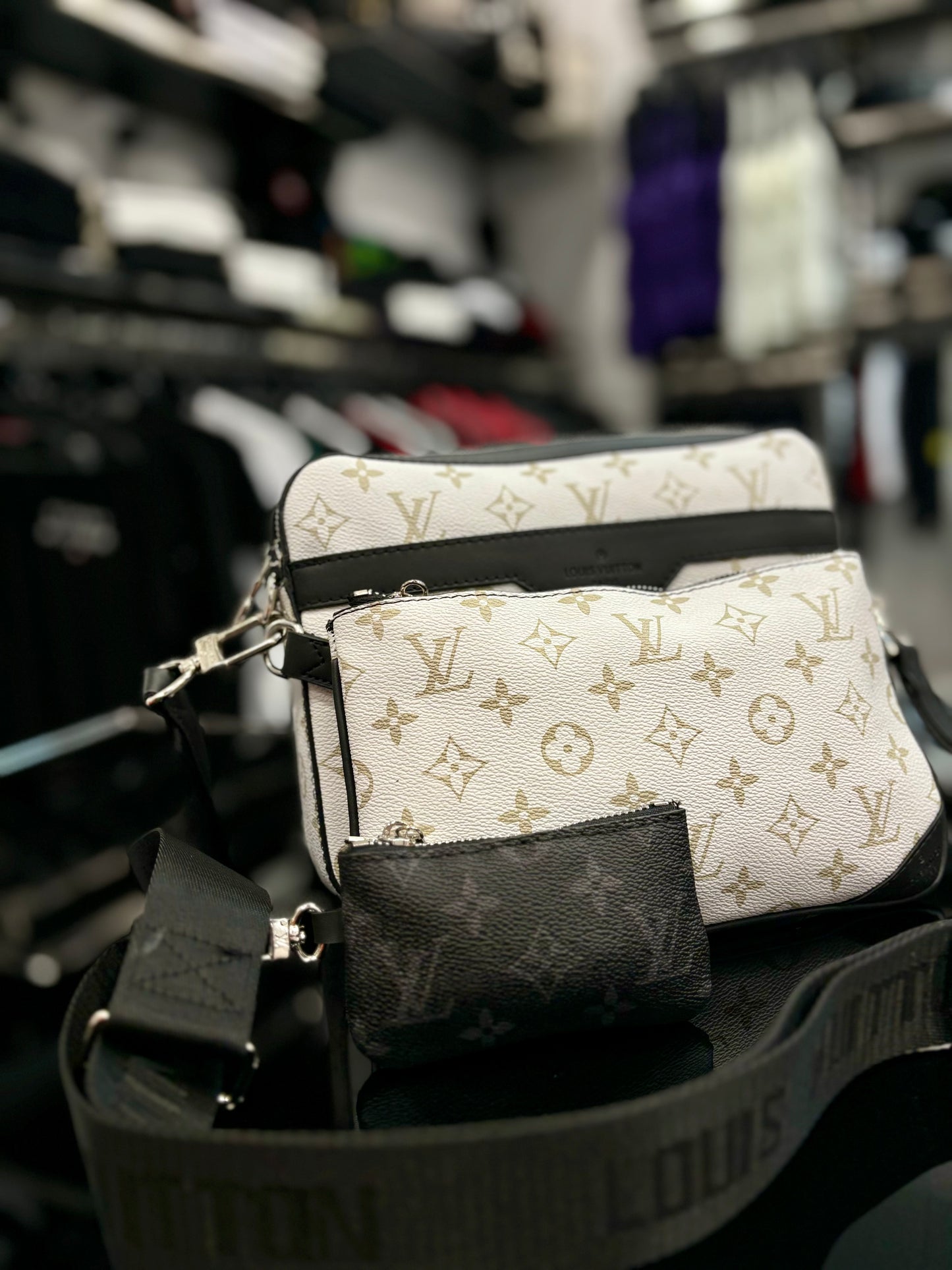 Louis Vuitton White τσαντάκι ωμού/χιαστί