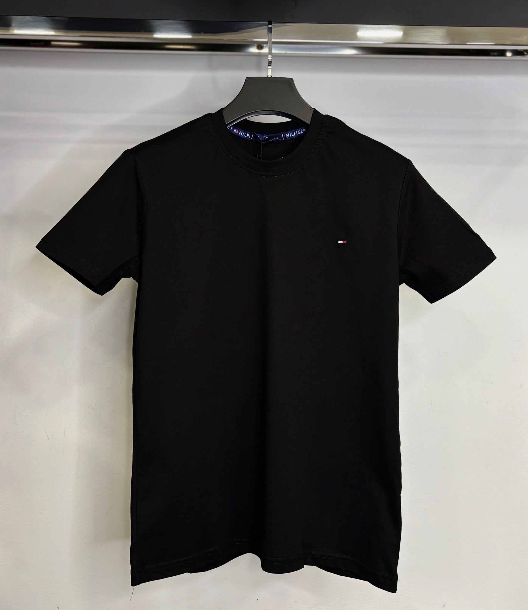 Tommy Hilfiger black t-shirt code
