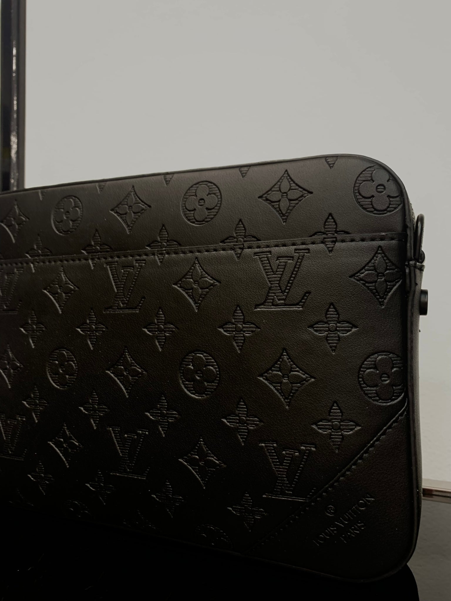 Louis Vuitton Black bag ωμού/Χιαστί