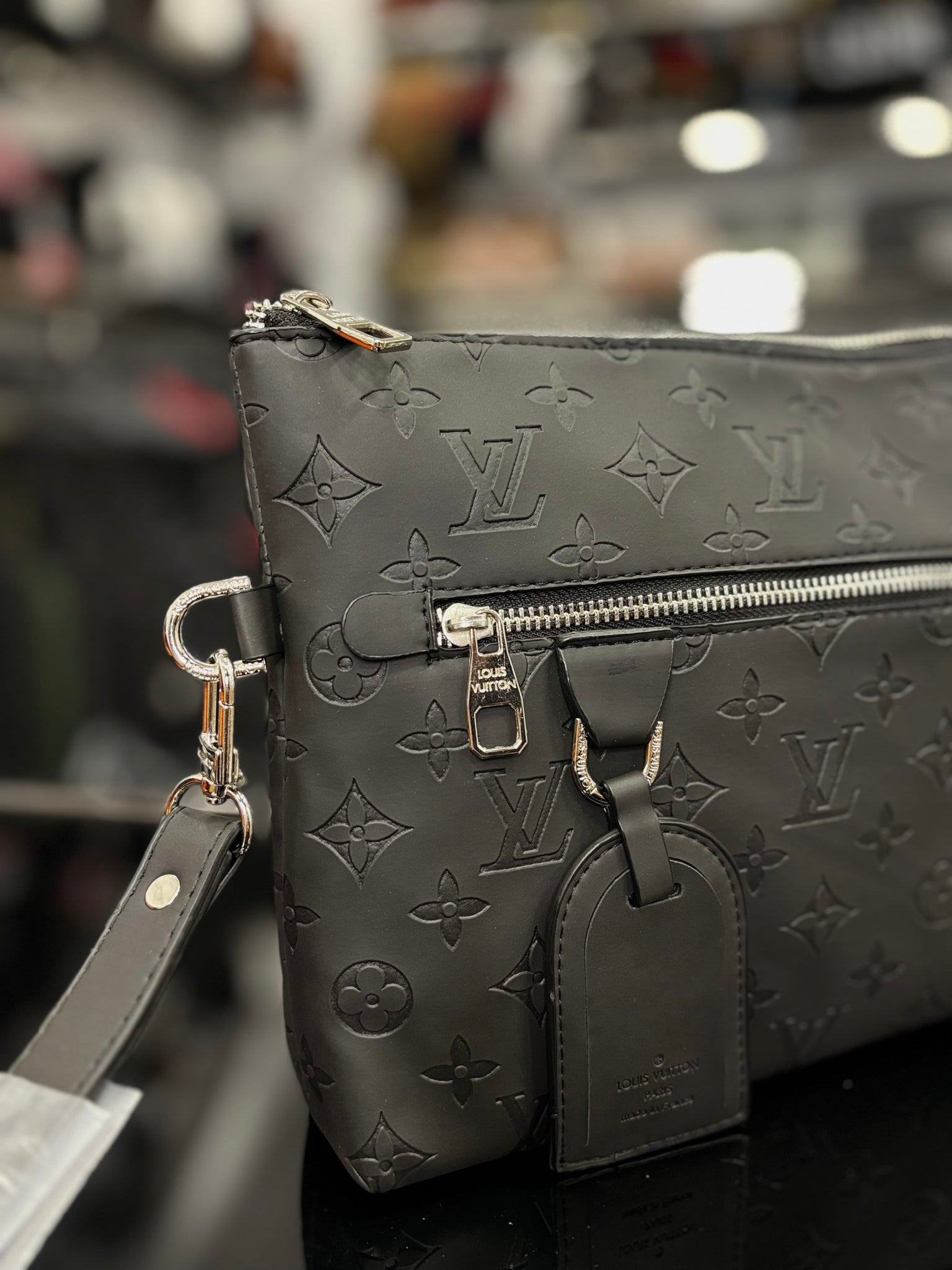 Louis Vuitton black bag χειρός