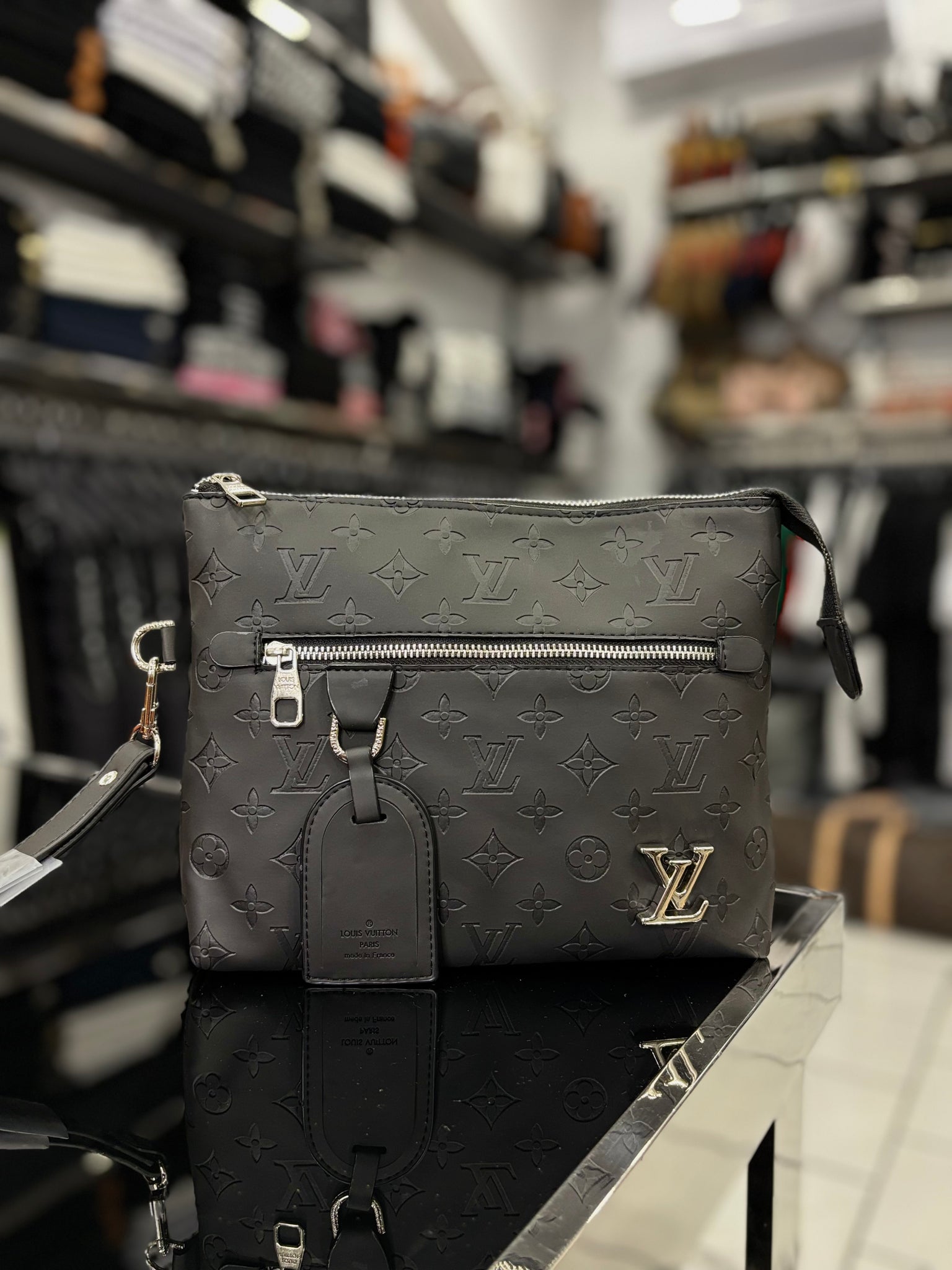 Louis Vuitton black bag χειρός
