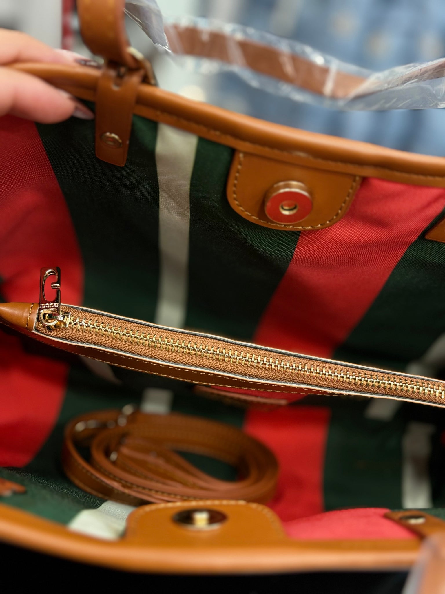 Gucci GG Emblem Tote tampa bag