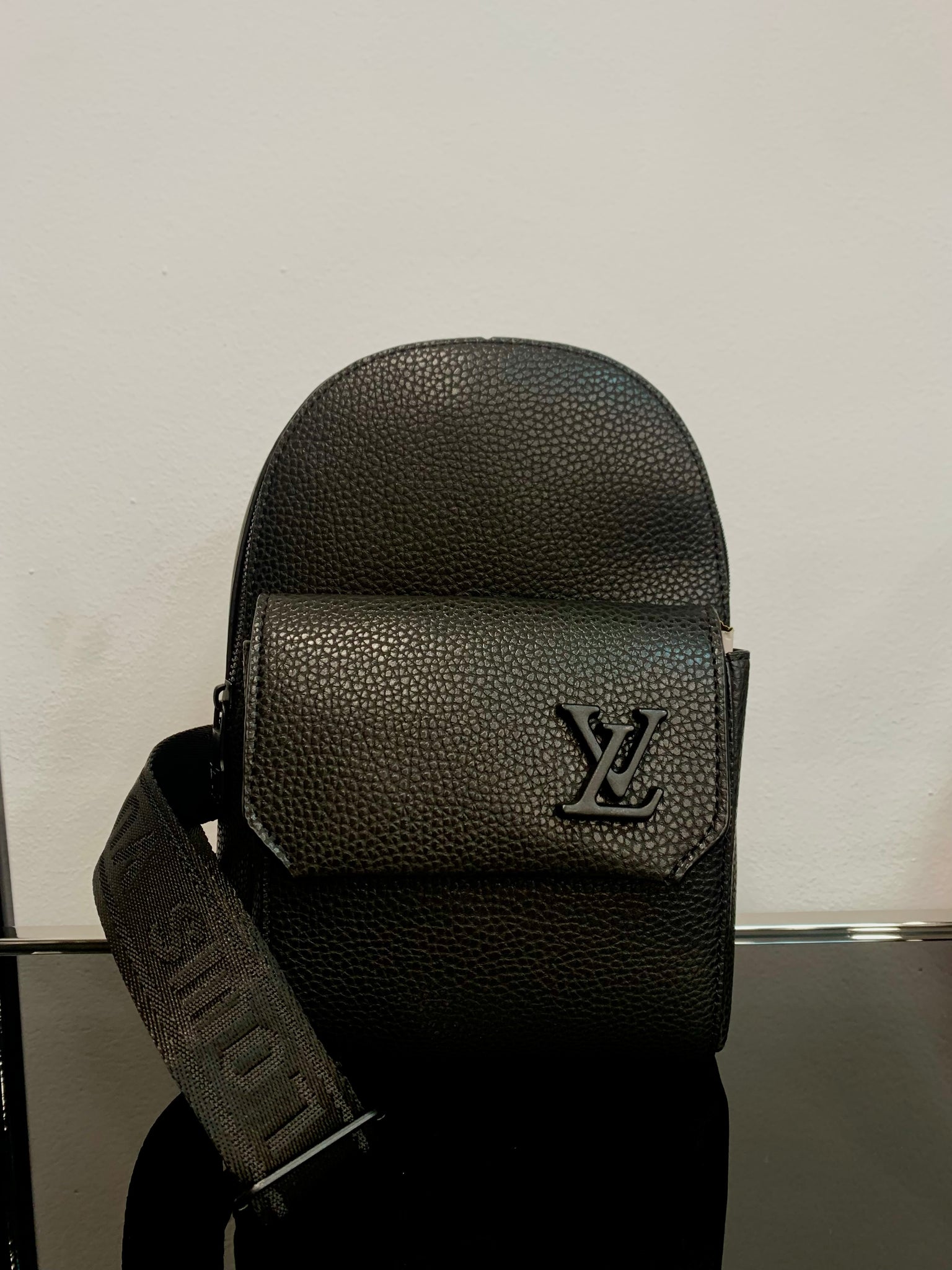 Louis Vuitton bag χιαστί