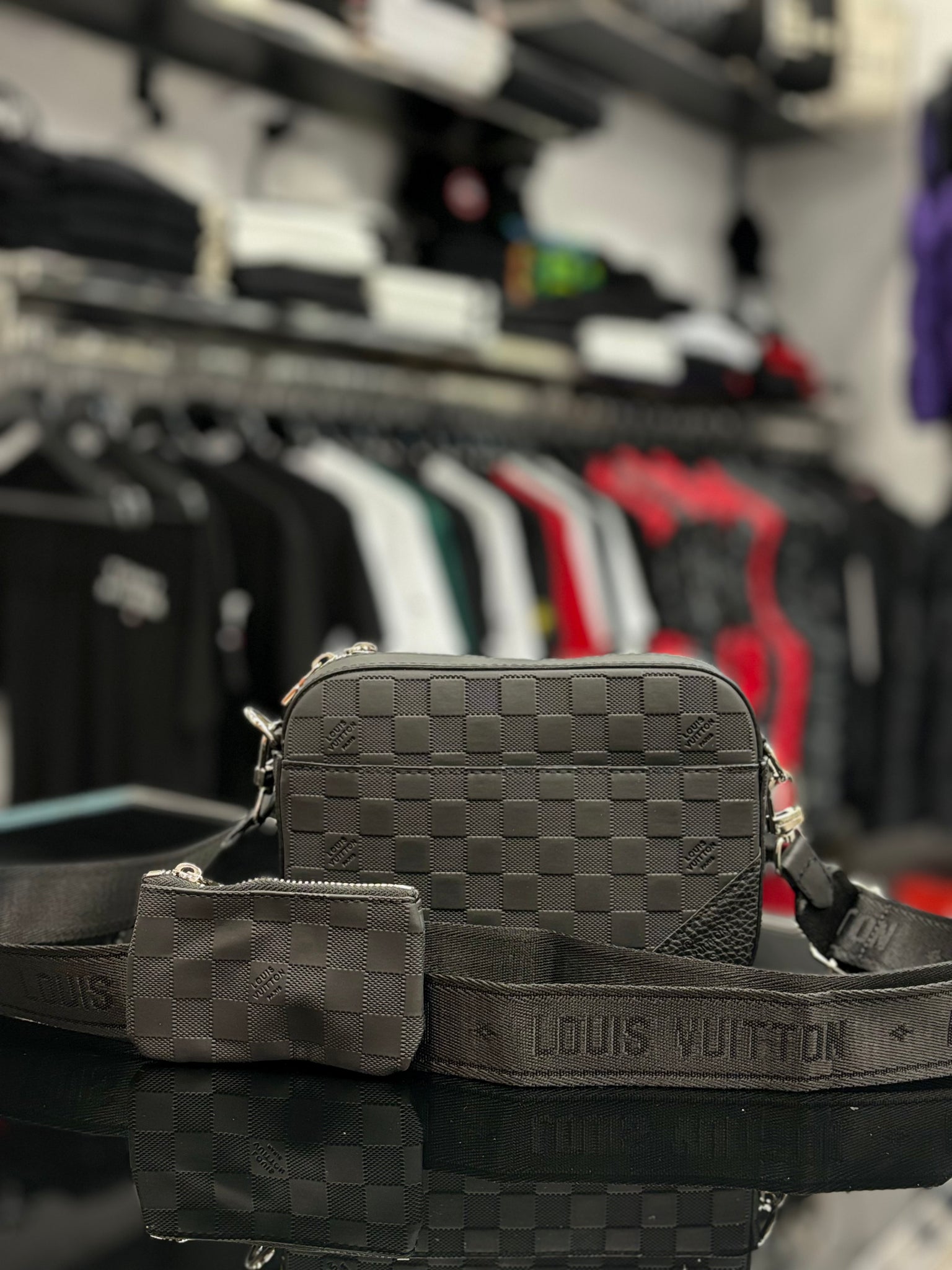 Louis Vuitton Black bag ωμού/χιαστί