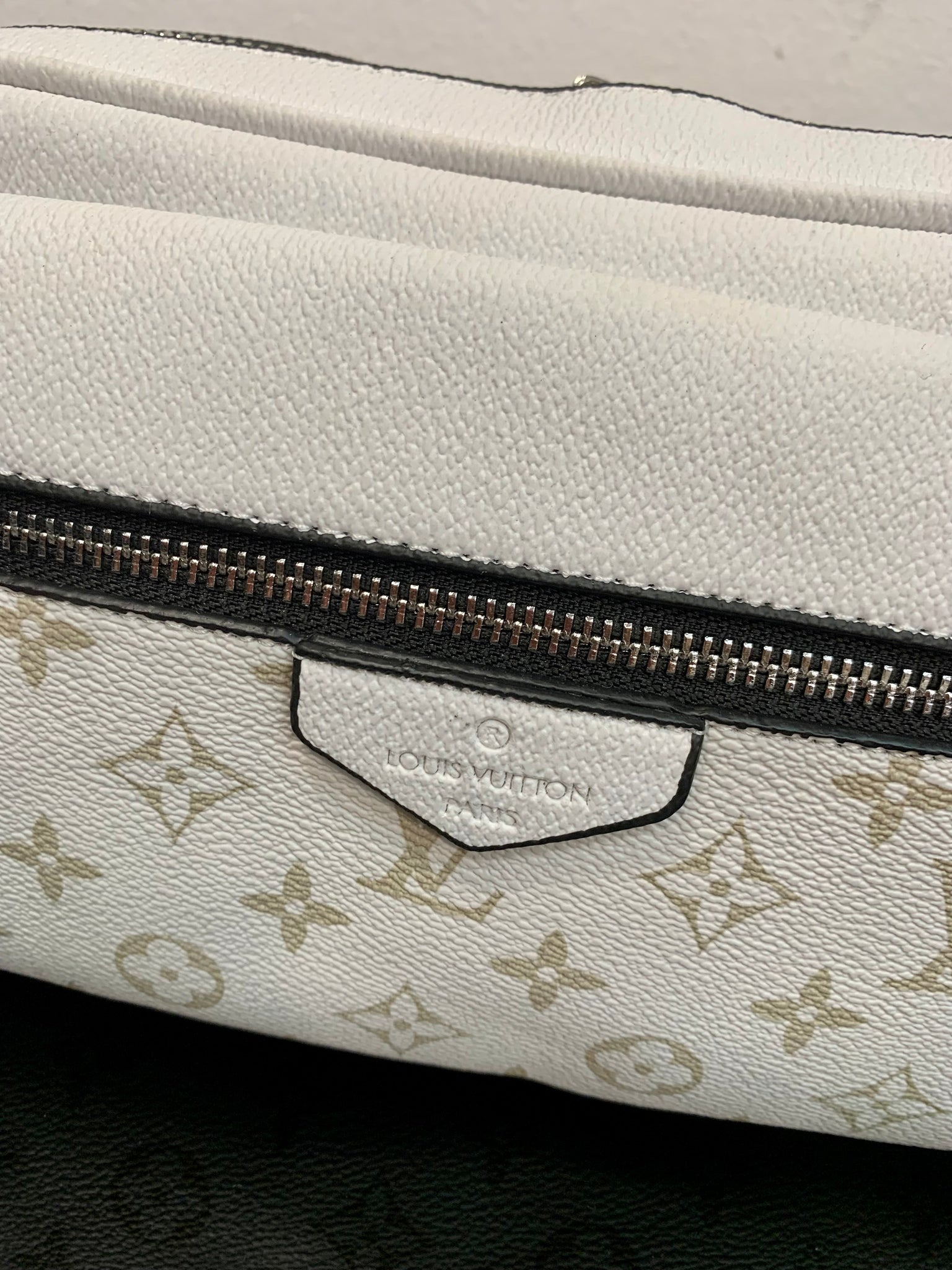 Louis Vuitton White bag ωμού/χιαστί