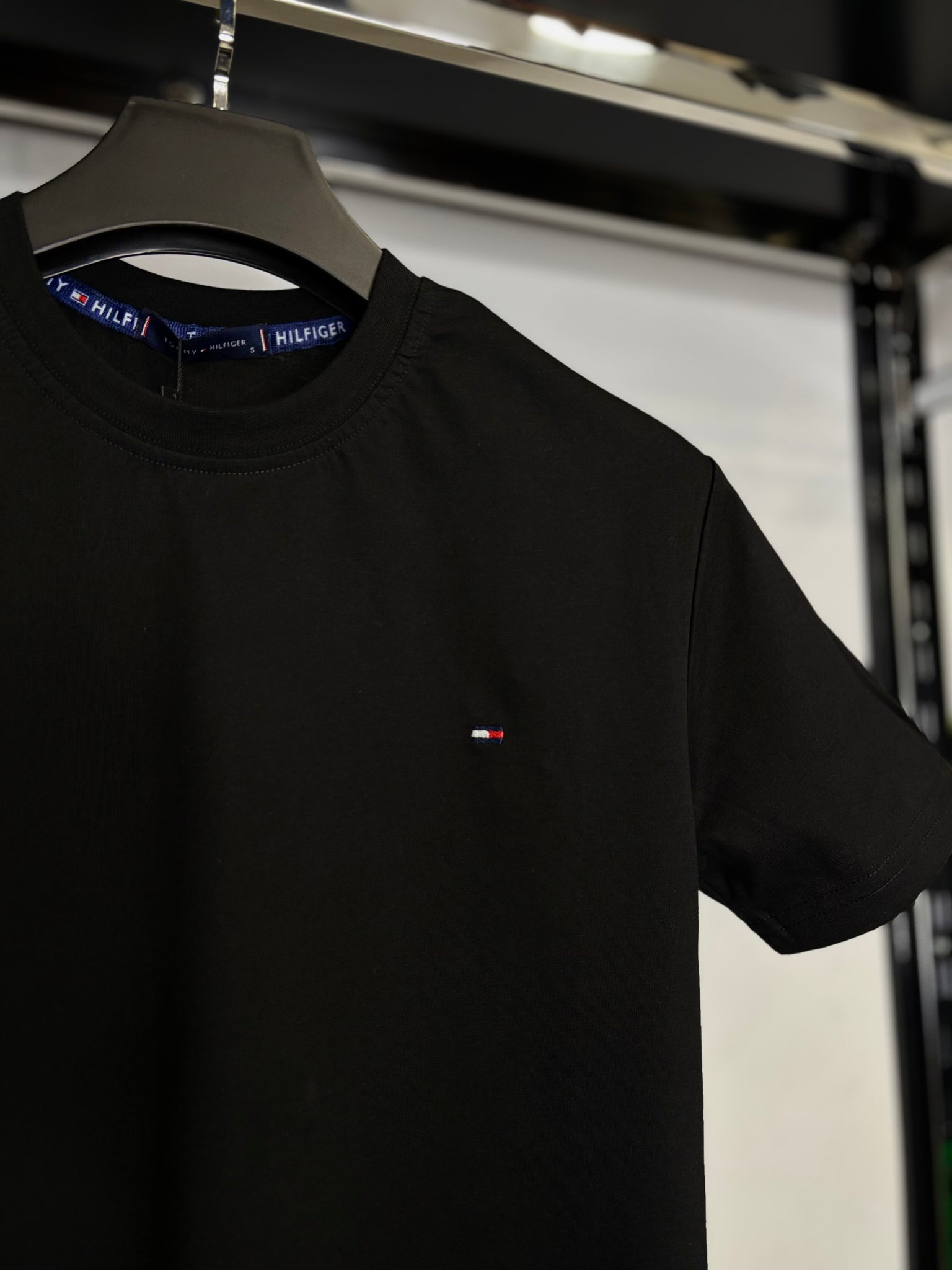 Tommy Hilfiger black t-shirt code