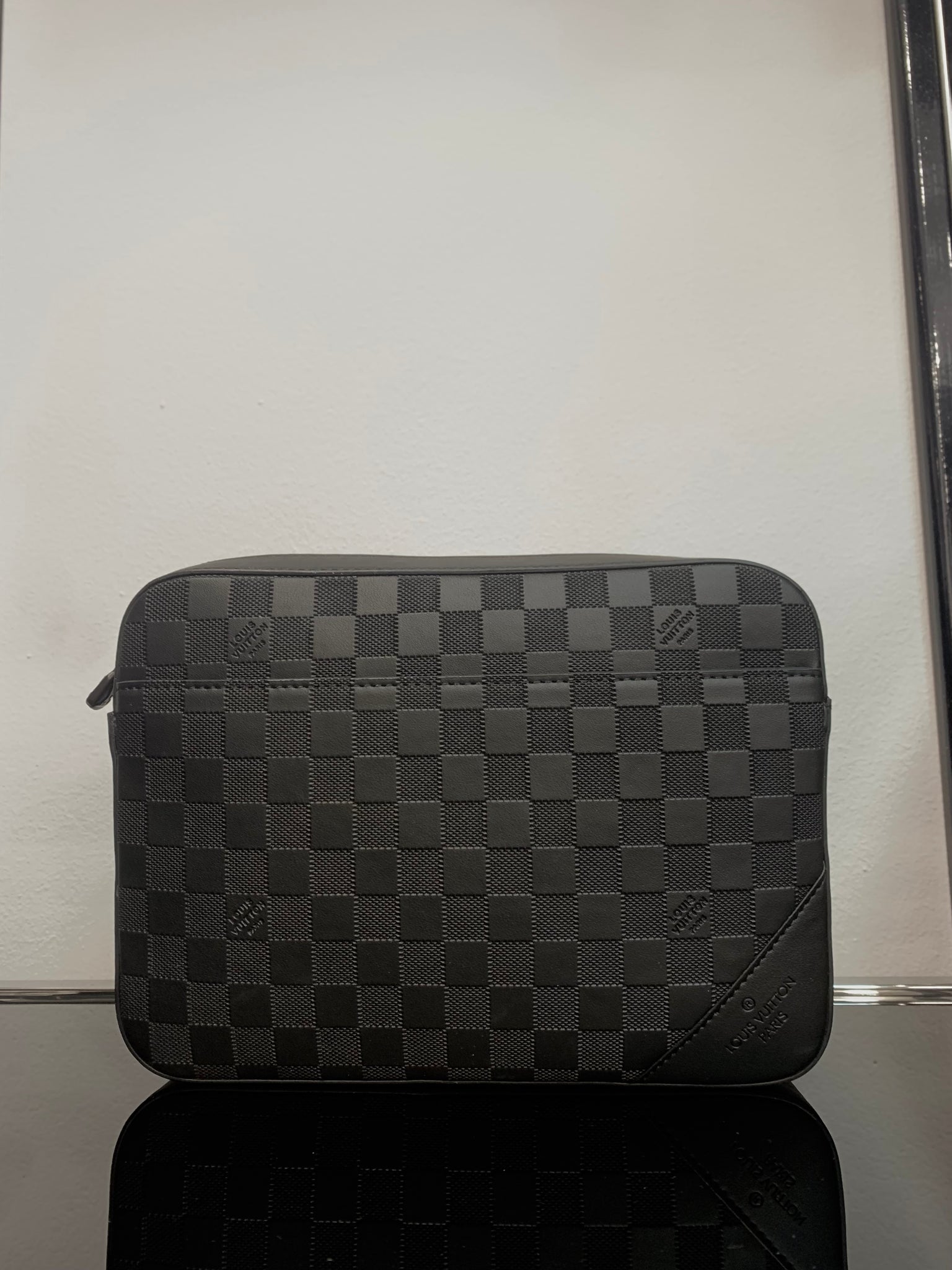 Louis Vuitton Black bag ωμού/Χιαστί