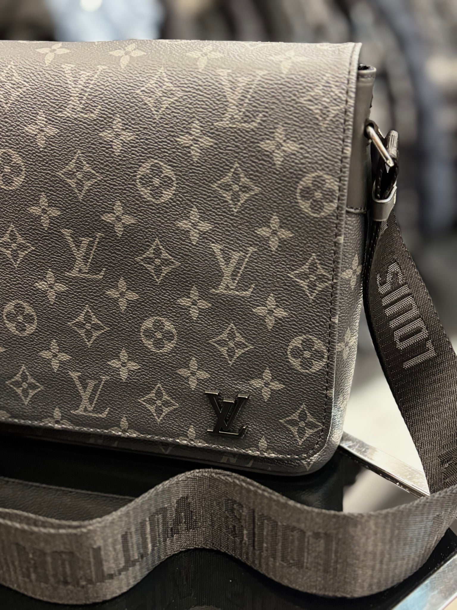 Louis Vuitton District PM Monogram Eclipse black bag ώμου/χιαστί
