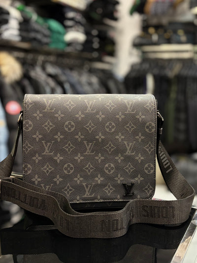 Louis Vuitton District PM Monogram Eclipse black bag ώμου/χιαστί