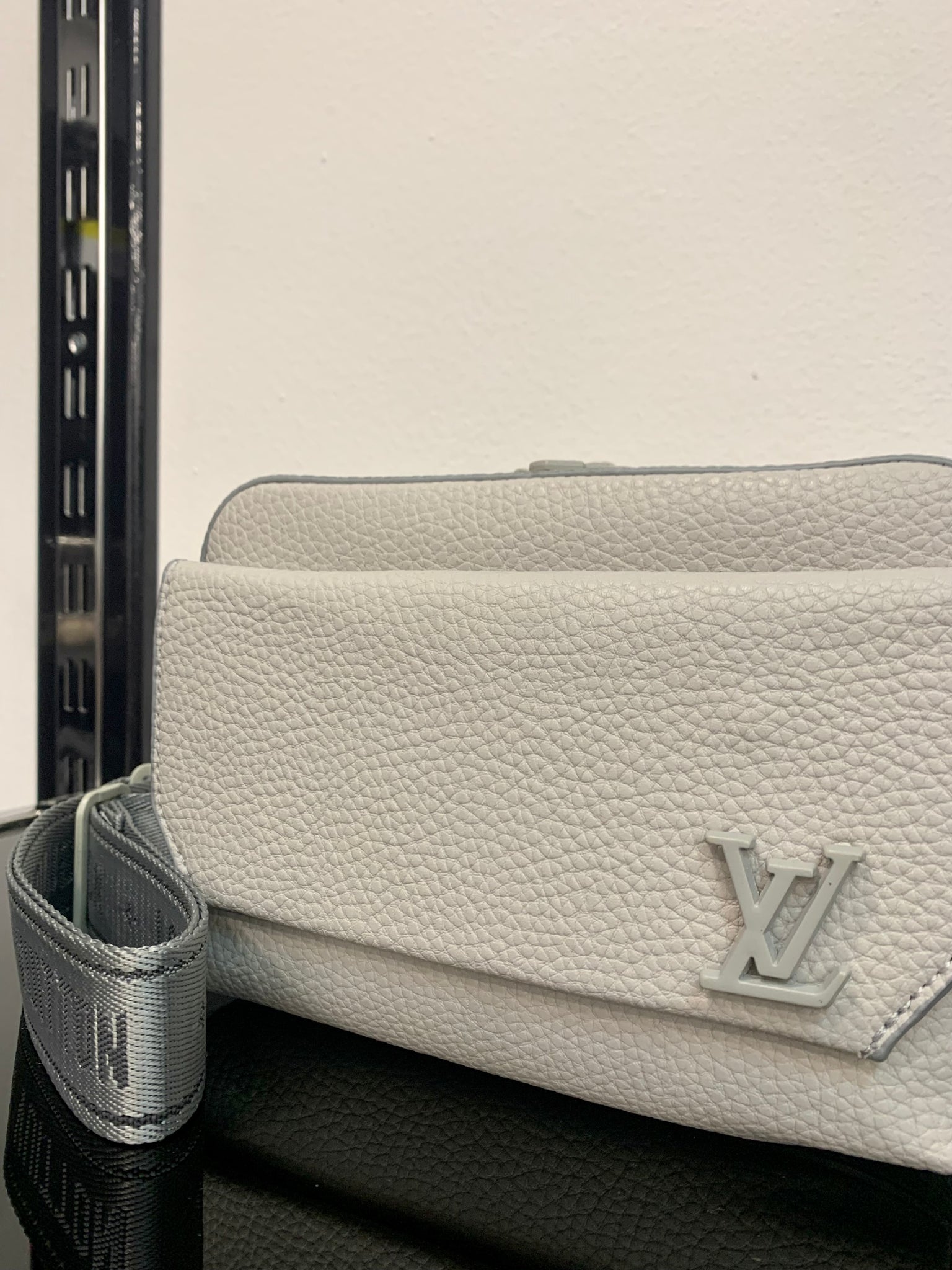 Louis Vuitton Grey bag ωμού/χιαστί