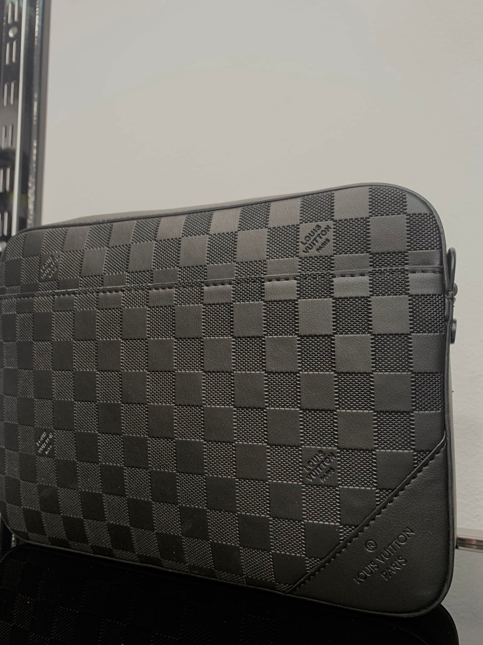 Louis Vuitton Black bag ωμού/Χιαστί