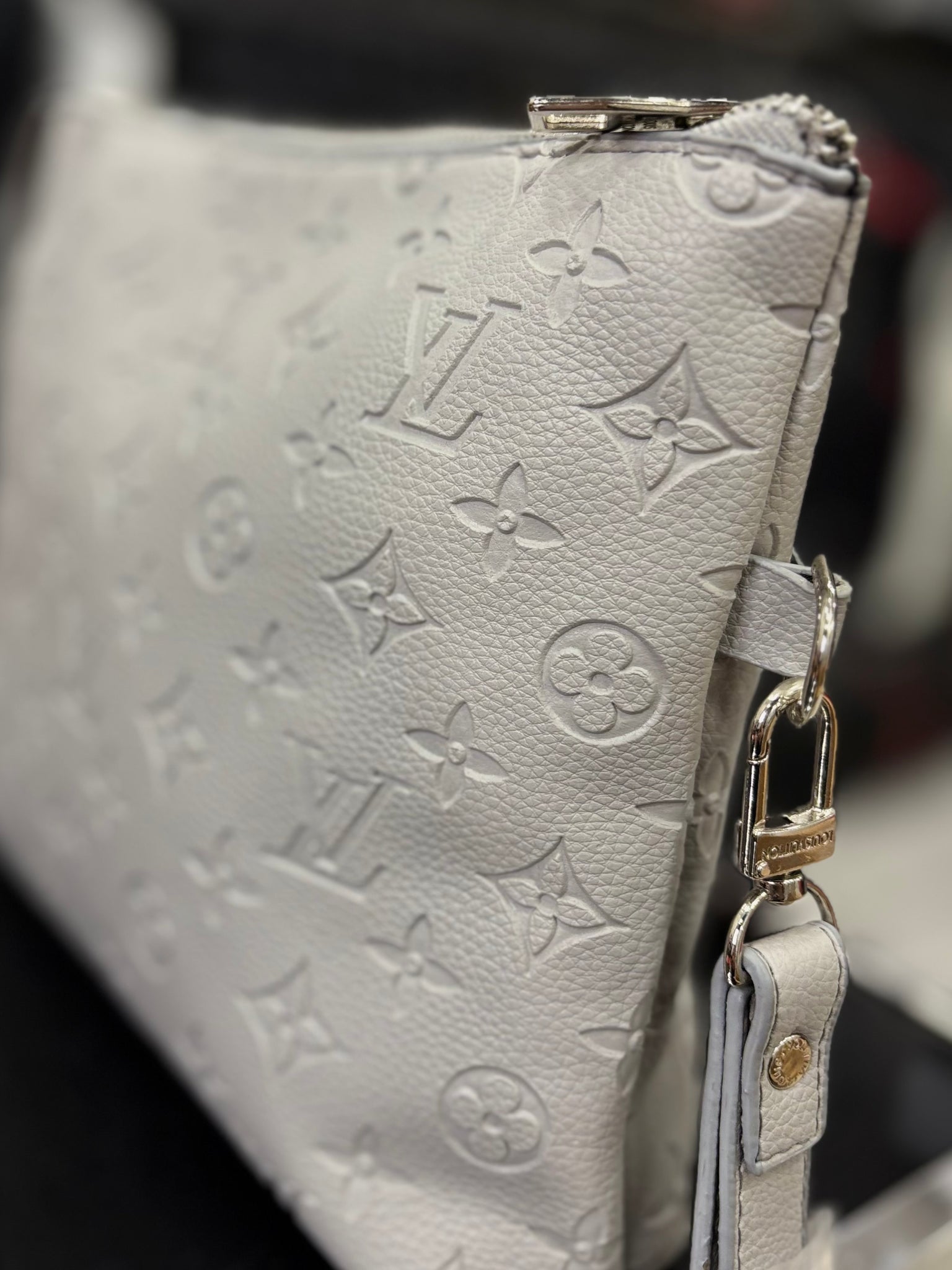 Louis Vuitton grey bag χειρός