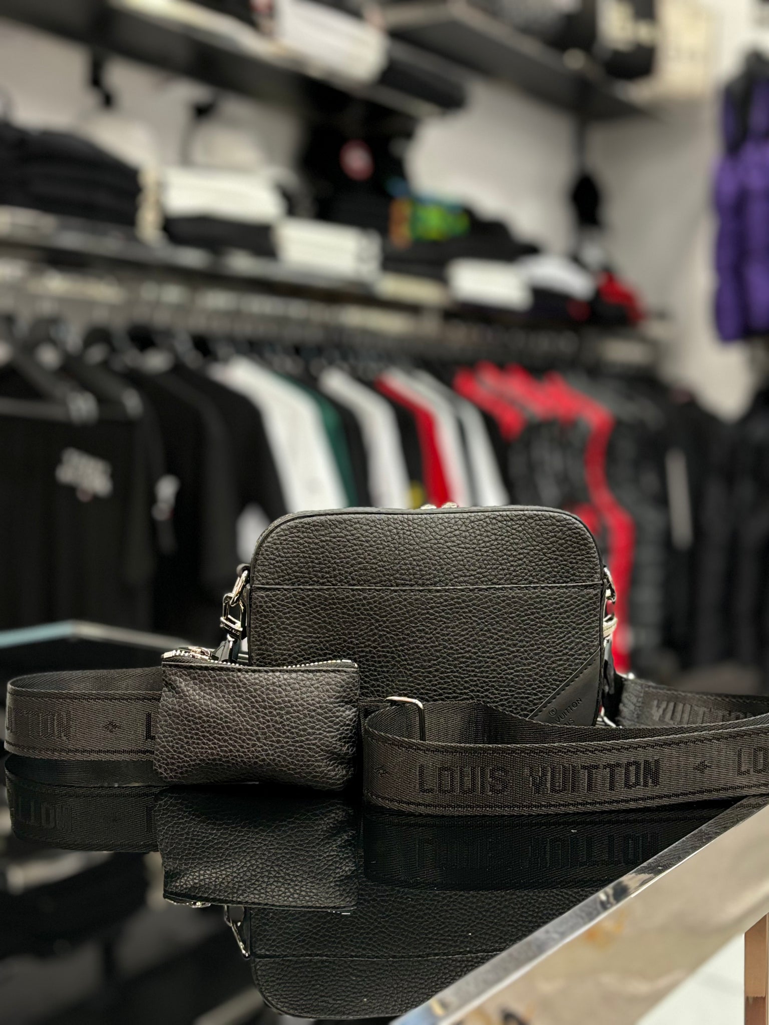 Louis Vuitton Black bag τσαντάκι ωμού/χιαστί