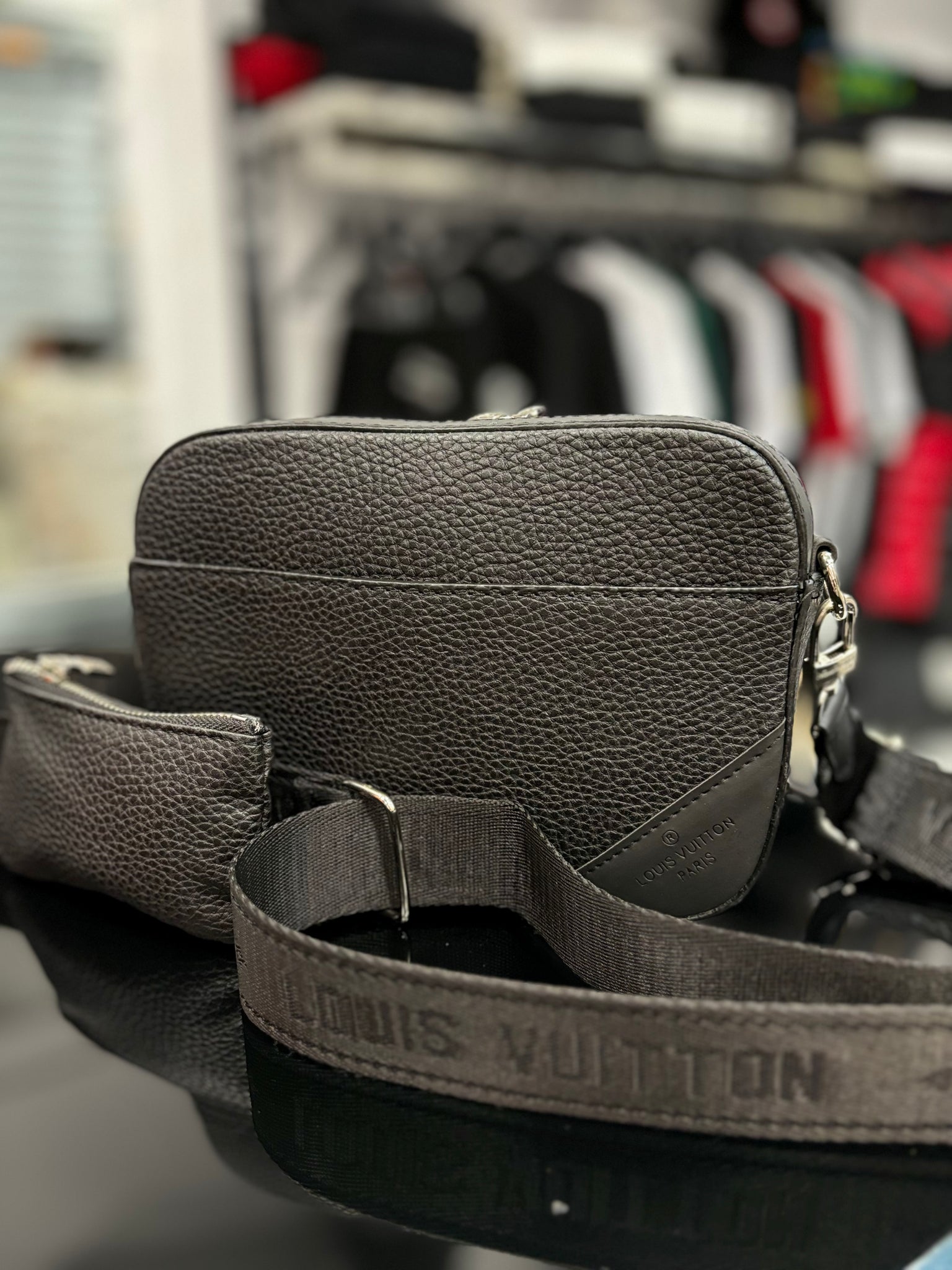 Louis Vuitton Black bag τσαντάκι ωμού/χιαστί