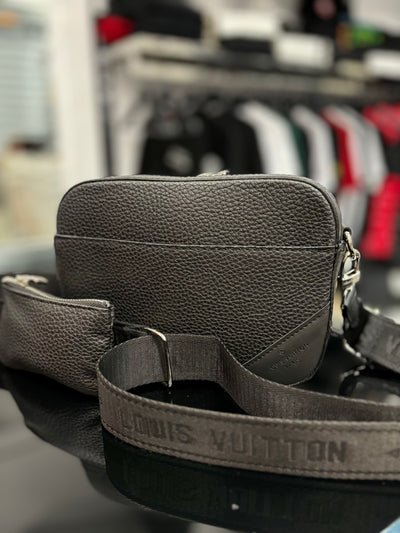 Louis Vuitton Black bag τσαντάκι ωμού/χιαστί